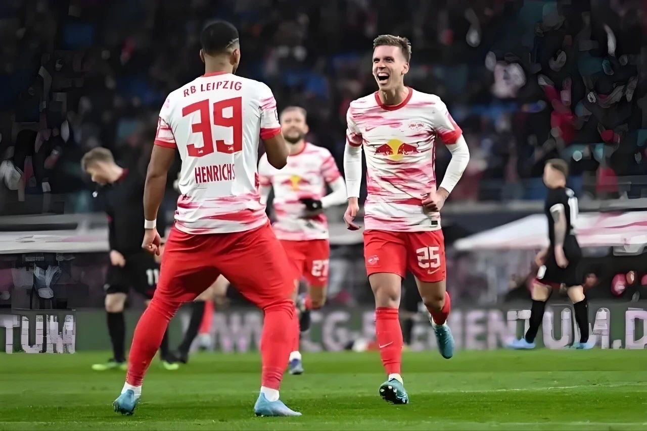 开云体育官方网站-斯图加特球员进攻疲软，主帅需调整进攻战术