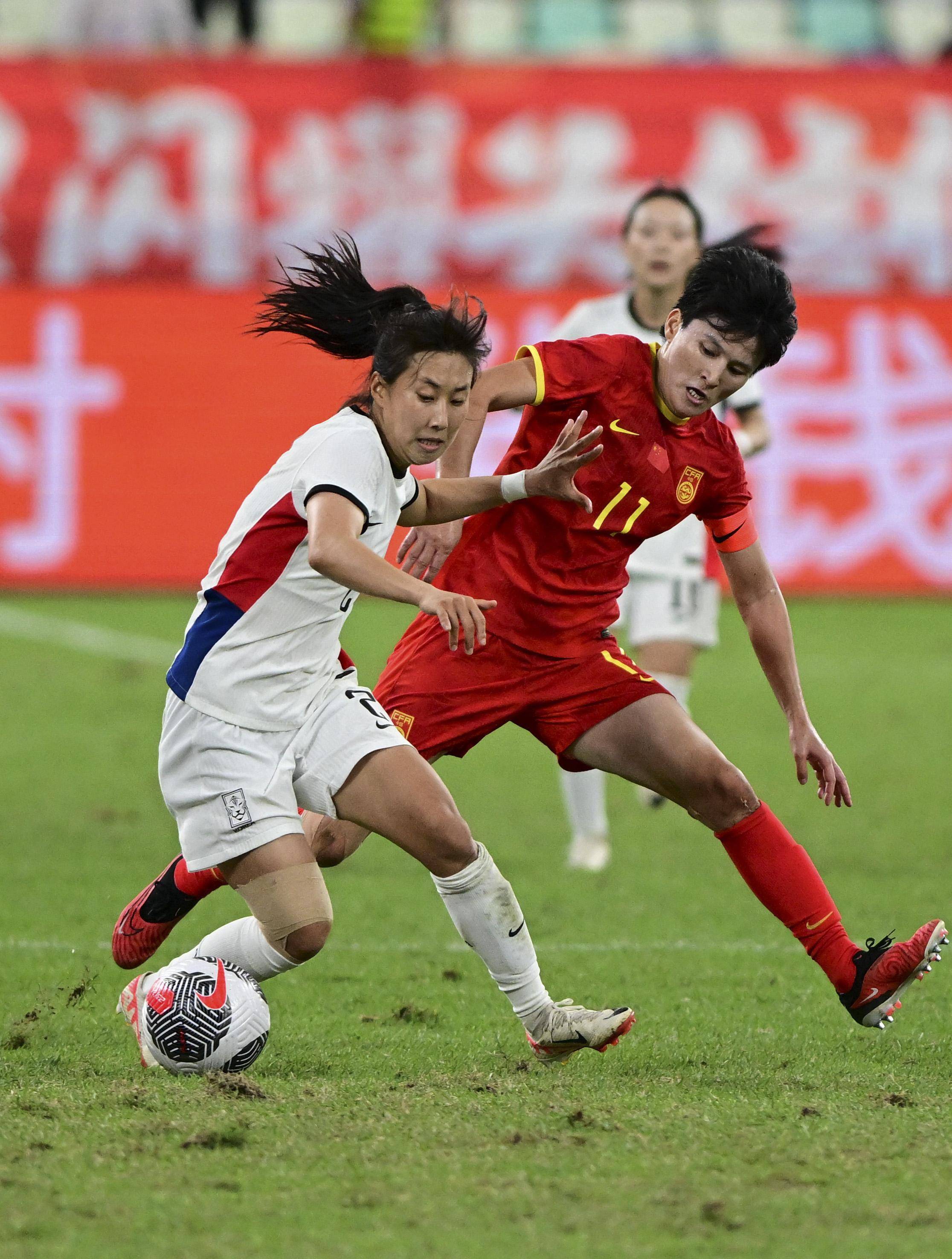 足球联赛国内赛场:女队球员勇夺胜利的简单介绍 足球联赛国内赛场:女队球员勇夺胜利的简单介绍