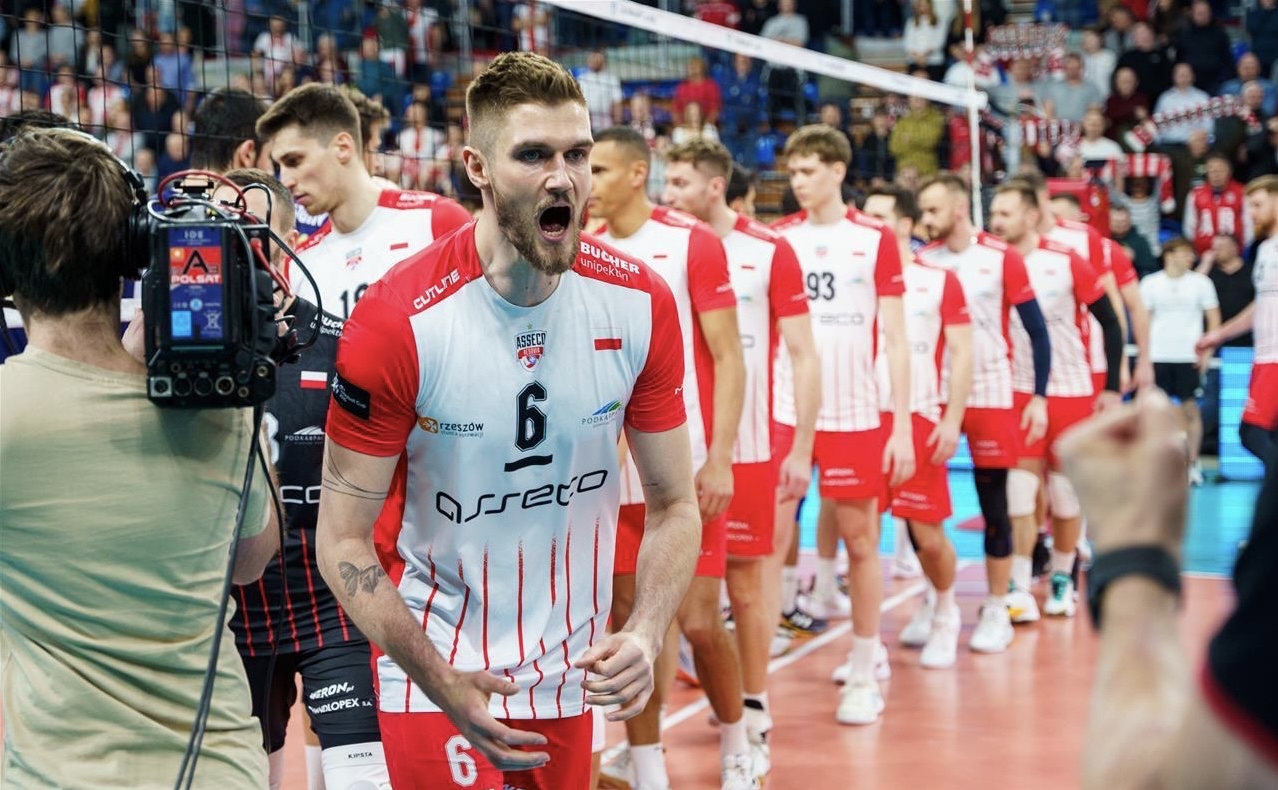 包含费内巴切球员集体义务者共度难关的词条