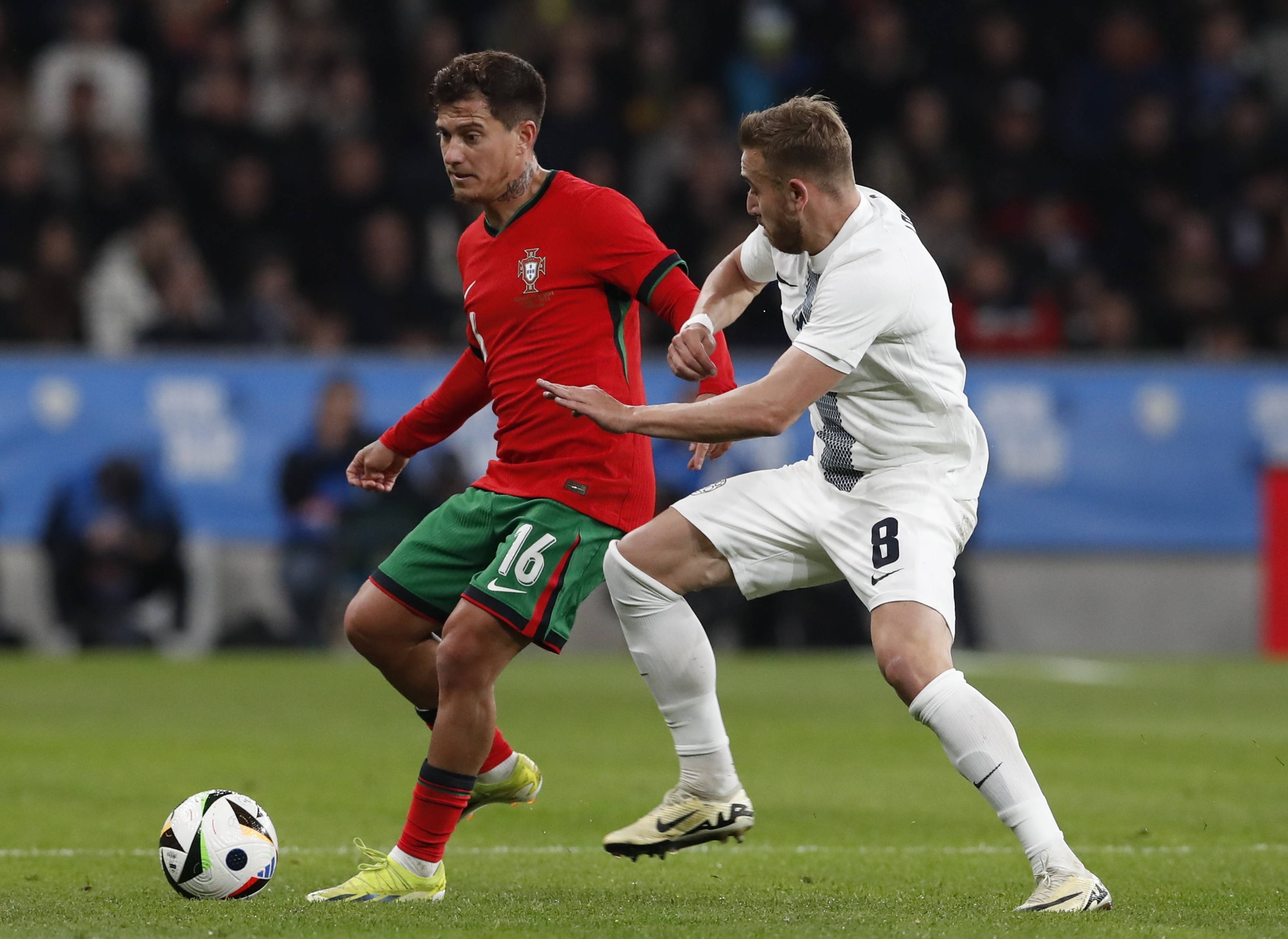 包含斯洛文尼亚队备战欧洲杯预选赛，备受关注的词条