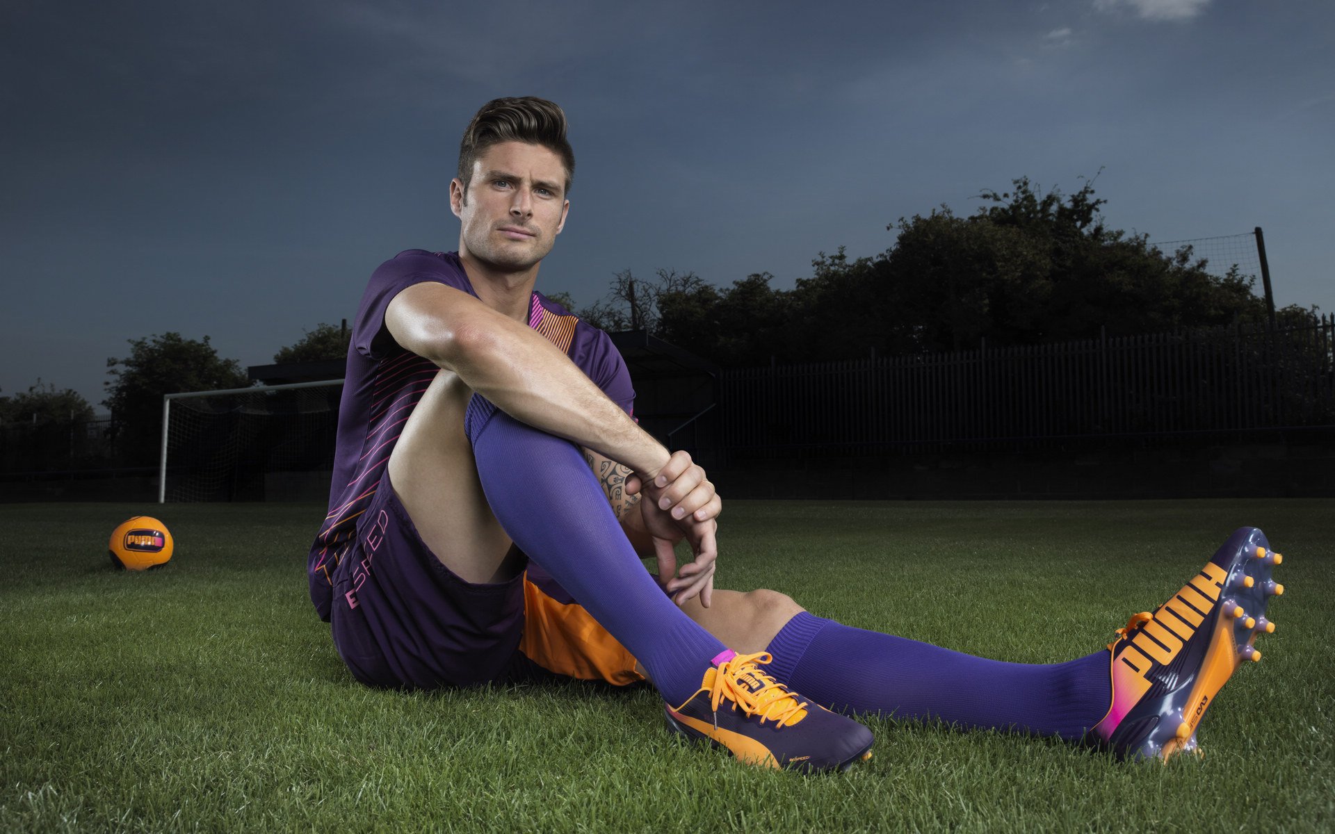 英超争冠战火燃爆绿茵，澳大利亚爆冷淘汰荷兰，足球世界的双面狂想曲