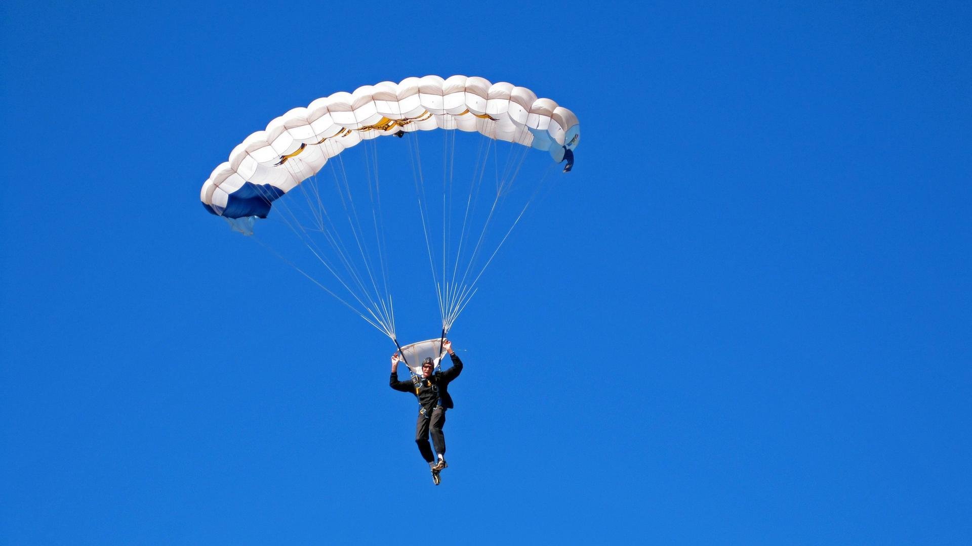 开云体育中国-裁判吹不掉的神剧本，当热火逆转新疆队，我们给乔治的赛后评价打几分？