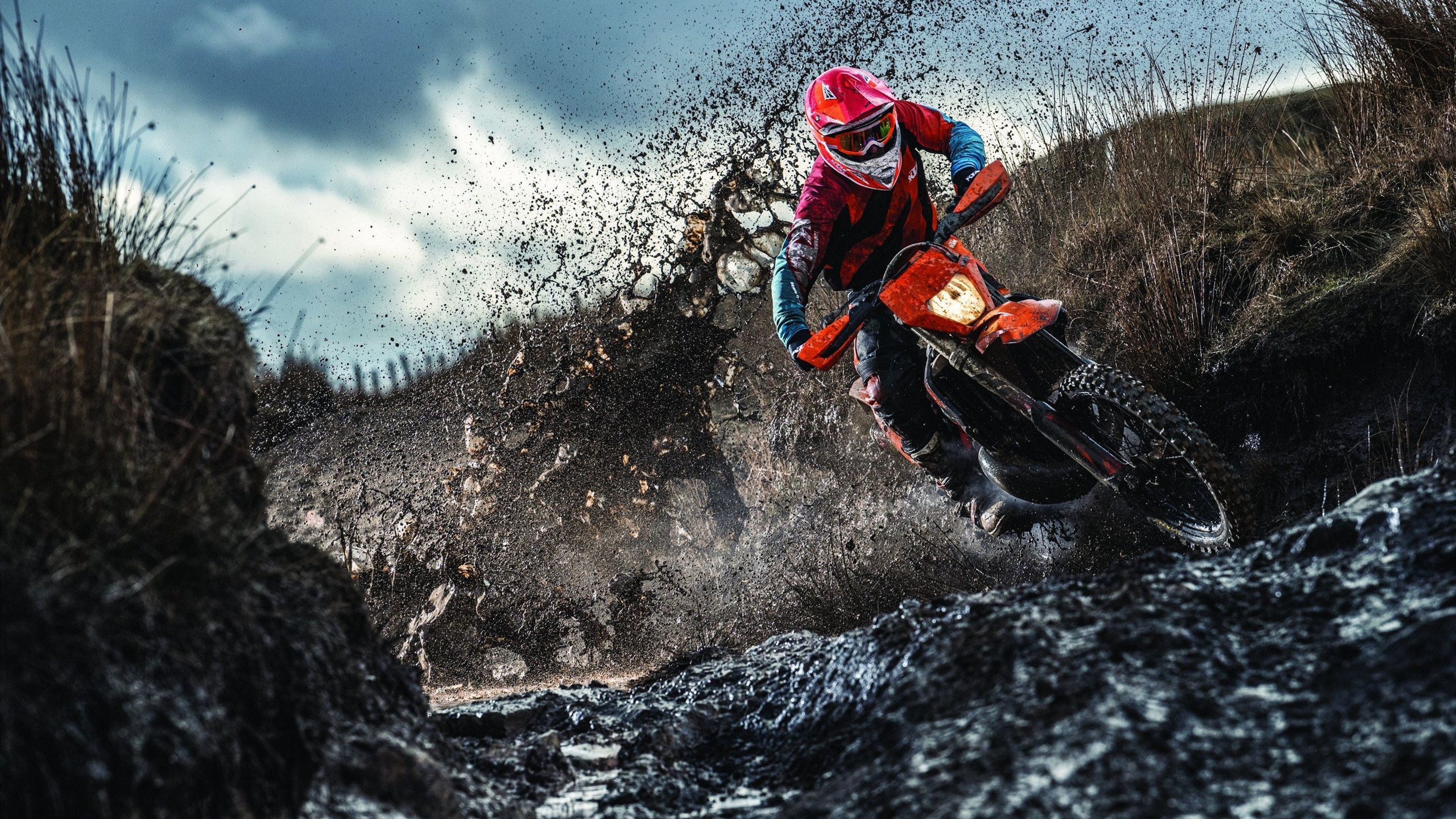 当英超争冠撞上几内亚锁死德国，一场错位时空的足球记忆狂欢